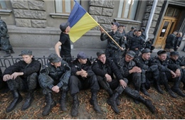 Lính Ukraine biểu tình ngồi trước Phủ Tổng thống đòi giải ngũ